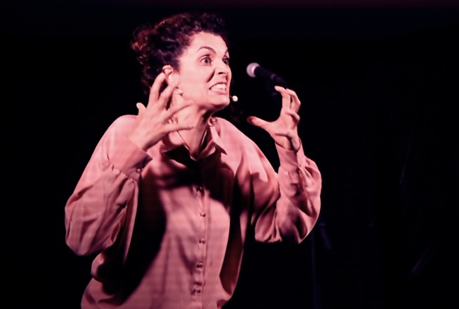 Manuale di sopravvivenza sulla felicità, di e con Chiara Claudi