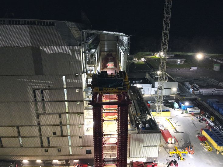 Centrale nucleare di Latina, montata la gru per smantellare i boilers