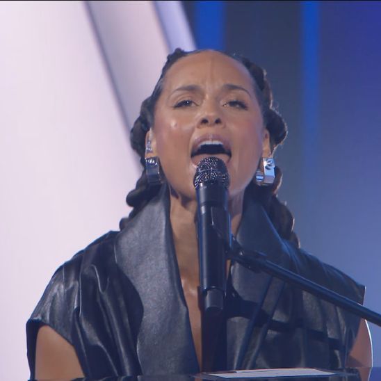 Sanremo tra ironia e silenzi, la terza serata cerca il colpo di scena