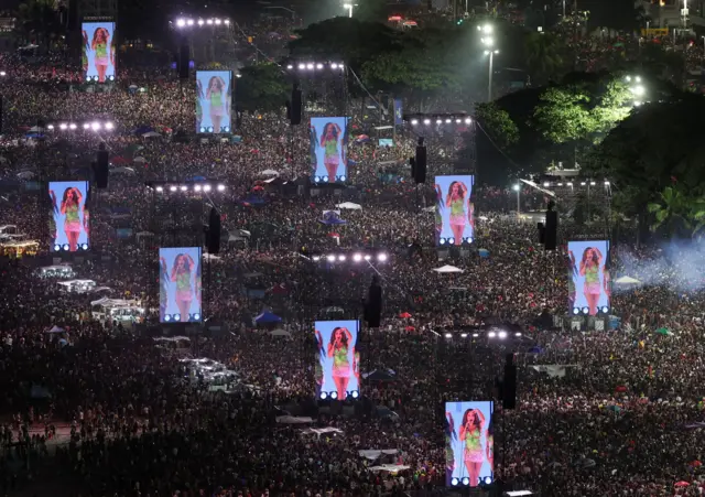 Copacabana canta con Shakira, un successo oltre la musica